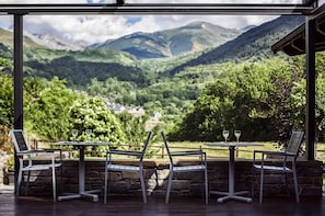 Breakfast, lunch, dinner served; local cuisine, garden views - Hostal La Plaça (La Vall de Boi)