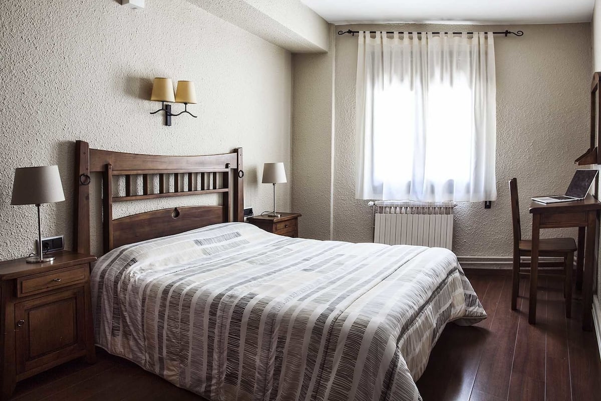 Kamer, 1 twee- of 2 eenpersoonsbedden | 2 slaapkamers, een kluis op de kamer, een bureau