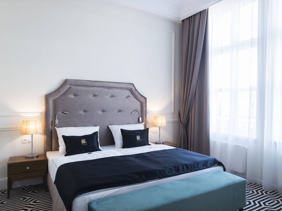 Minibar, in-room safe, desk, iron/ironing board
