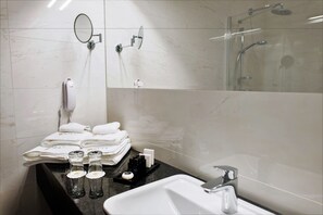 Superior kamer, 1 twee- of 2 eenpersoonsbedden | Badkamer | Gratis toiletartikelen, een haardroger, badjassen, pantoffels