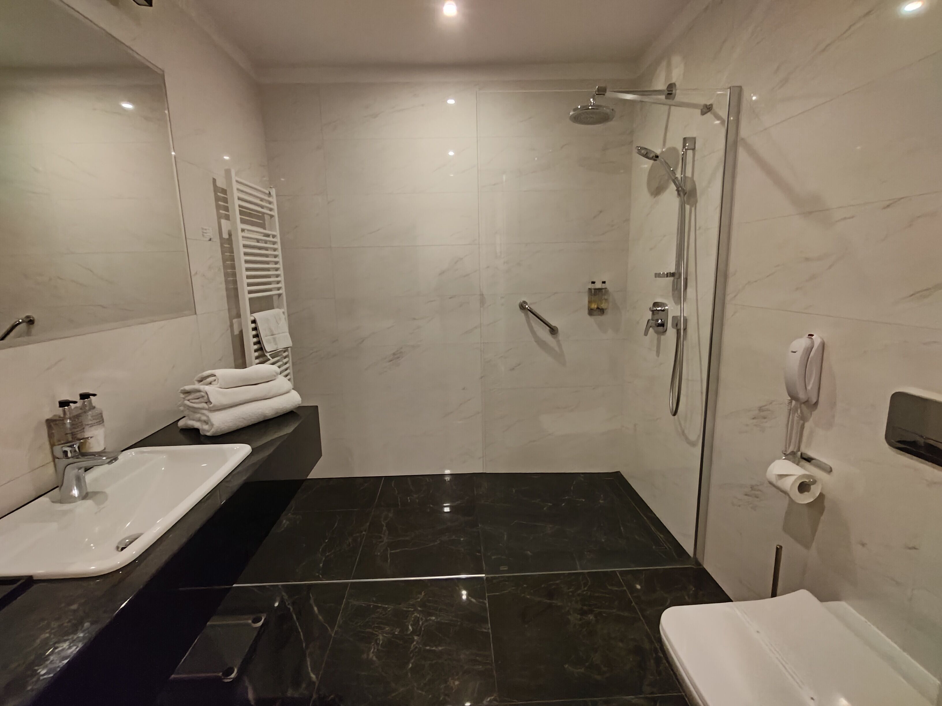 superior double or twin room | bathroom | free toiletries, hair dryer, bathrobes, slippers