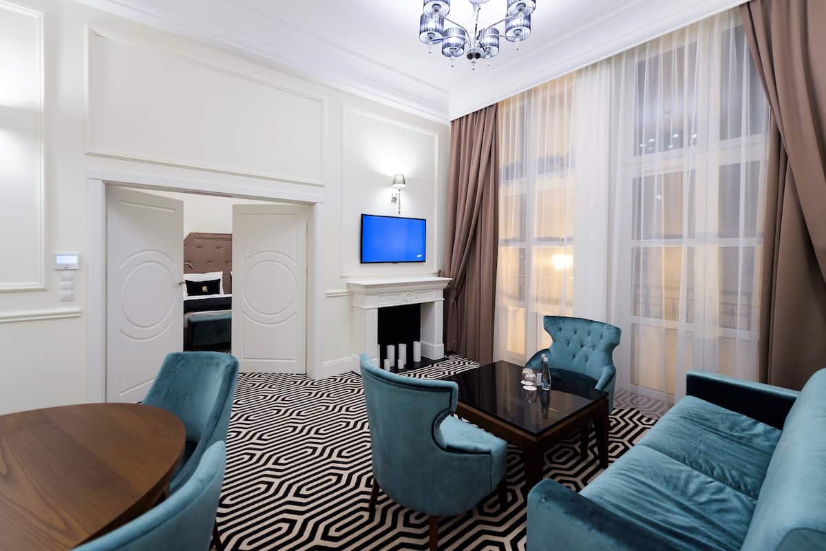 apartment, 1 bedroom | minibar, in-room safe, desk, iron/ironing board