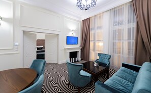 Minibar, caja de seguridad en la habitación y escritorio 