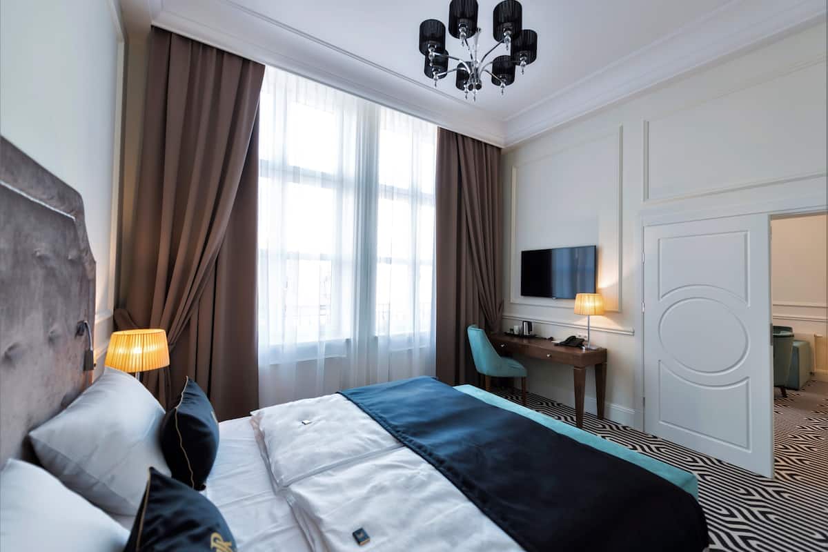 apartment, 1 bedroom | minibar, in-room safe, desk, iron/ironing board