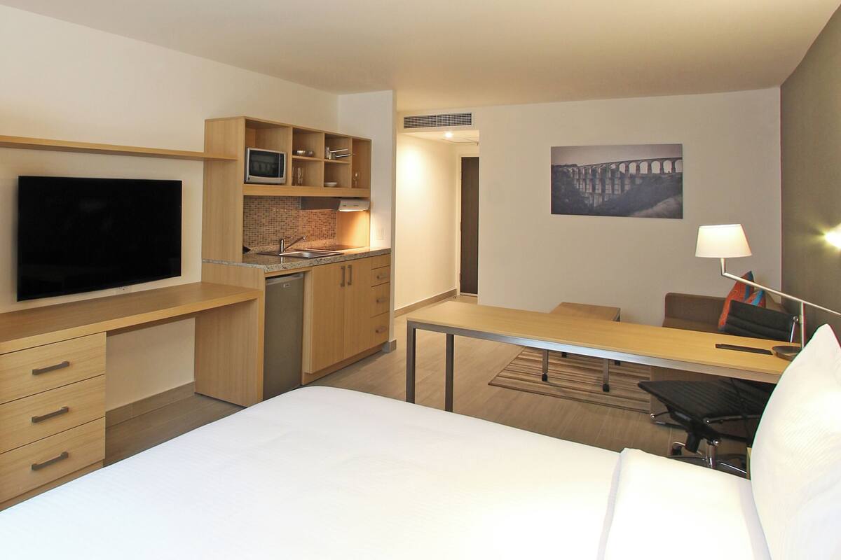 Loft | Caixa forta a l'habitació, escriptori i planxa i posts de planxar 