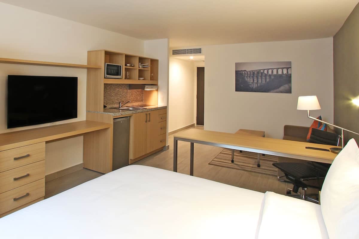 Loft | Een kluis op de kamer, een bureau, een strijkplank/strijkijzer