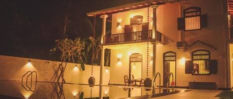 واجهة المنشأة - في المساء/الليل