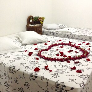 標準雙人房 | 迷你吧、免費無線上網、�床單