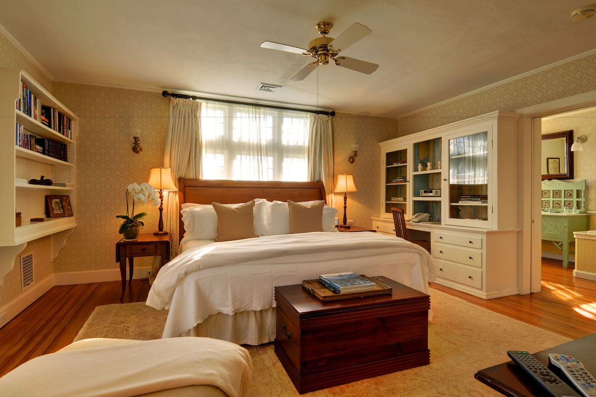 Deluxe Room | Premium bedding, minibar, in-room safe, individually decorated
