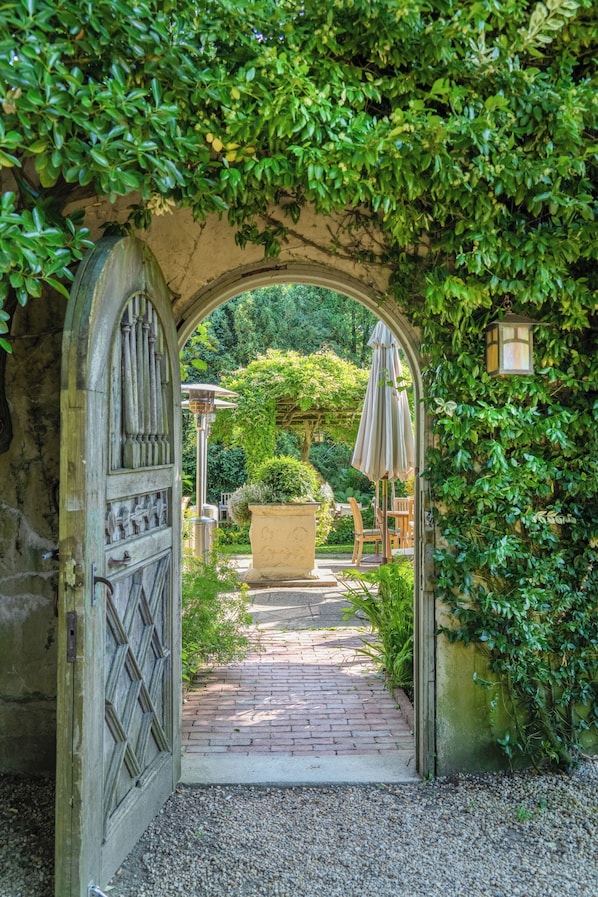 Exterior - The Baker House 1650 (East Hampton)