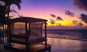 Una piscina al aire libre, cabañas de piscina gratuitas, sombrillas