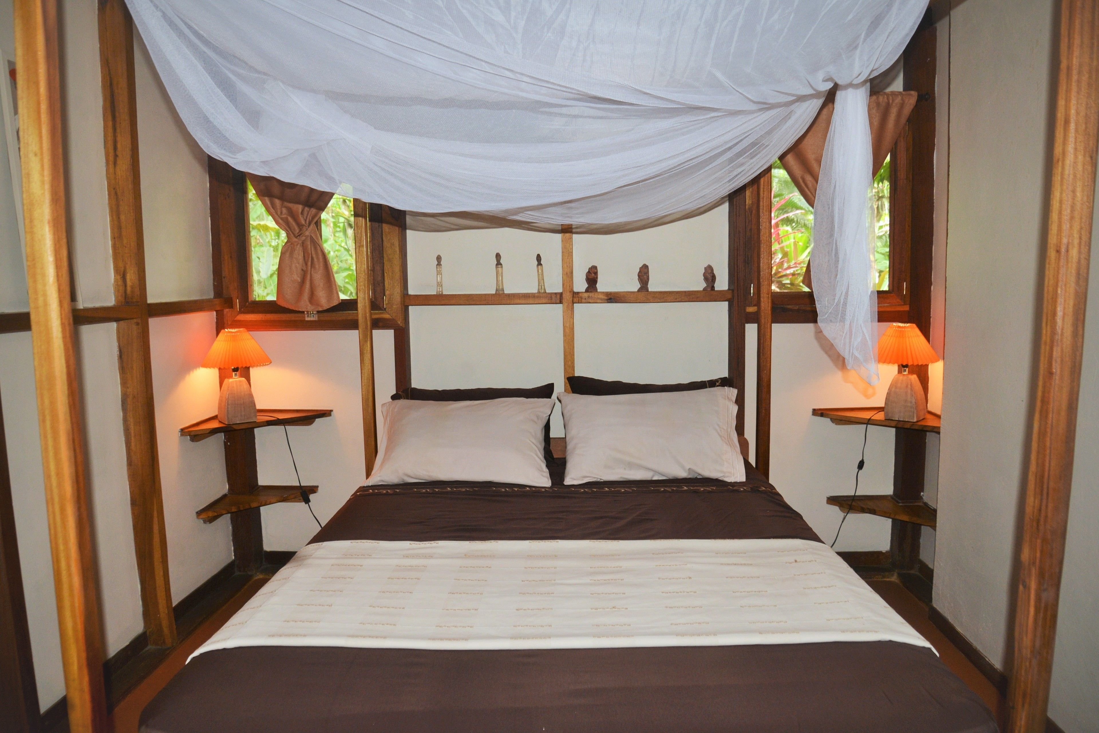 Family Bungalow, 2 Bedrooms, Kitchen, Terrace, Private Garden | Caja de seguridad en la habitación y espacio para trabajar con laptop 