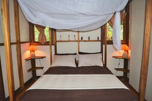 Family Bungalow, 2 Bedrooms, Kitchen, Terrace, Private Garden | Coffres-forts dans les chambres