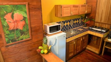 Family Bungalow, 2 Bedrooms, Kitchen, Terrace, Private Garden | Cocina privada | Refrigerador, cafetera y tetera, tetera eléctrica y tostadora