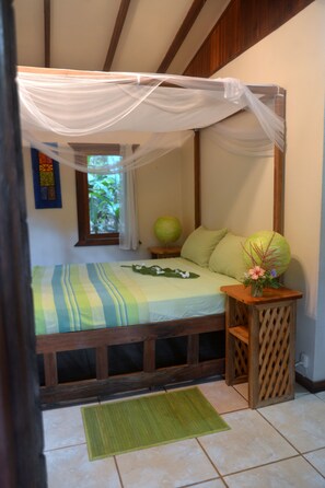 Comfort Cottage, 1 Queen Bed, Kitchenette, Terrace, Private Garden | 1 bilik tidur, peti besi dalam bilik, ruang kerja komputer riba