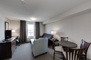 Sviitti, 1 suuri parisänky, tupakointi kielletty (One-Bedroom) | Oleskelualue | Taulutelevisio, maksullisia elokuvia