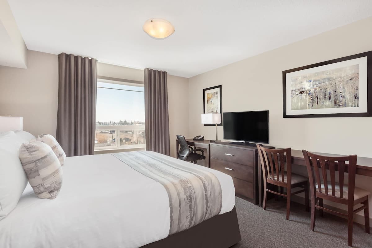 Quarto, 1 cama King, acessível, para não fumantes (Mobility) | Cofres nos quartos, escrivaninha, espaço de trabalho para notebook