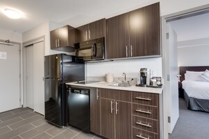 Suíte, 1 cama King, para não fumantes (One-Bedroom) | Cozinha privada | Geladeira, micro-ondas, cafeteira/chaleira