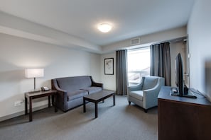 Sviitti, 1 suuri parisänky, tupakointi kielletty (One-Bedroom) | Oleskelualue | Taulutelevisio, maksullisia elokuvia
