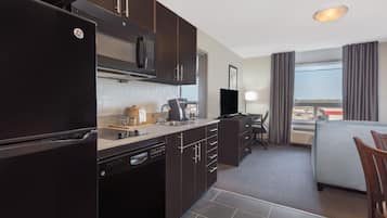 Suite, 1 kingsize-seng, ikke-røyk (One-Bedroom) | Safe på rommet, skrivebord og skrivebord for bærbar PC