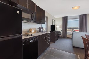 Suite, 1 King Bed, Non Smoking (One-Bedroom) | In-room safe, desk, laptop workspace, blackout drapes