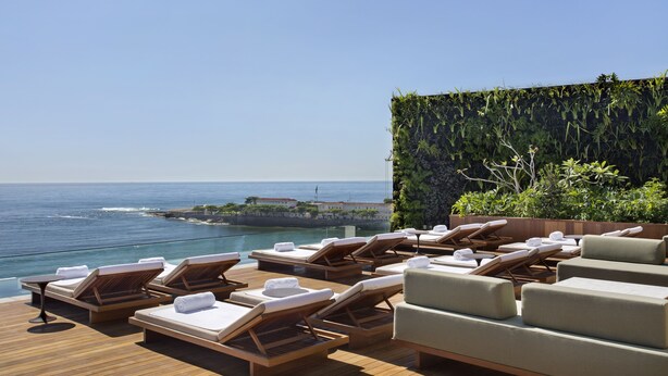 A deck with sun loungers and a view of the ocean. - Emiliano Rio (Rio de Janeiro)