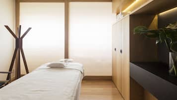 Sauna, ruang uap, aromaterapi, pijat jaringan dalam, dan refleksiologi