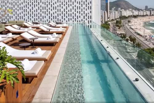 Una piscina al aire libre, tumbonas