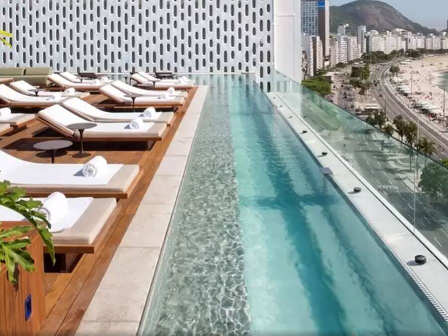 Piscine extérieure, chaises longues