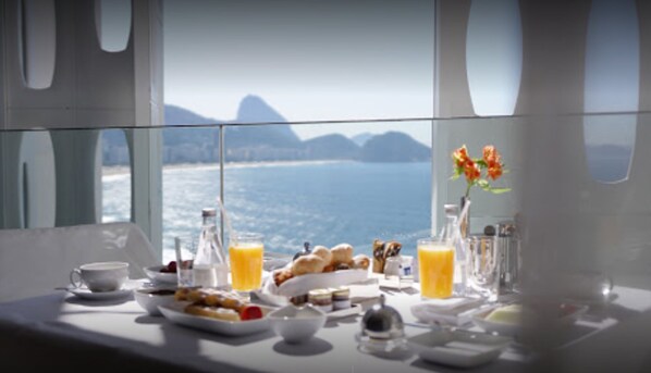 Daily continental breakfast (BRL 195.50 per person)