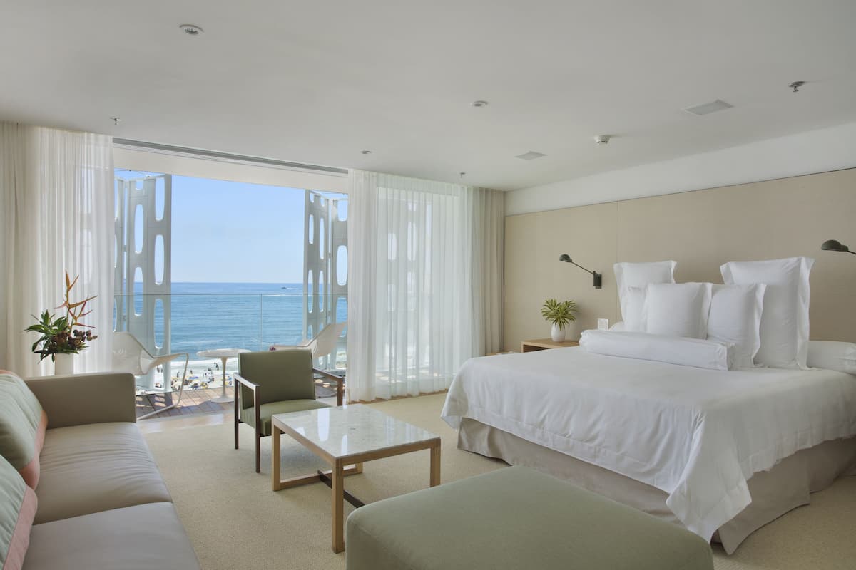 Ocean Junior Suite King Size Bed | 埃及棉床单、高档床上用品、迷你吧、客房内保险箱