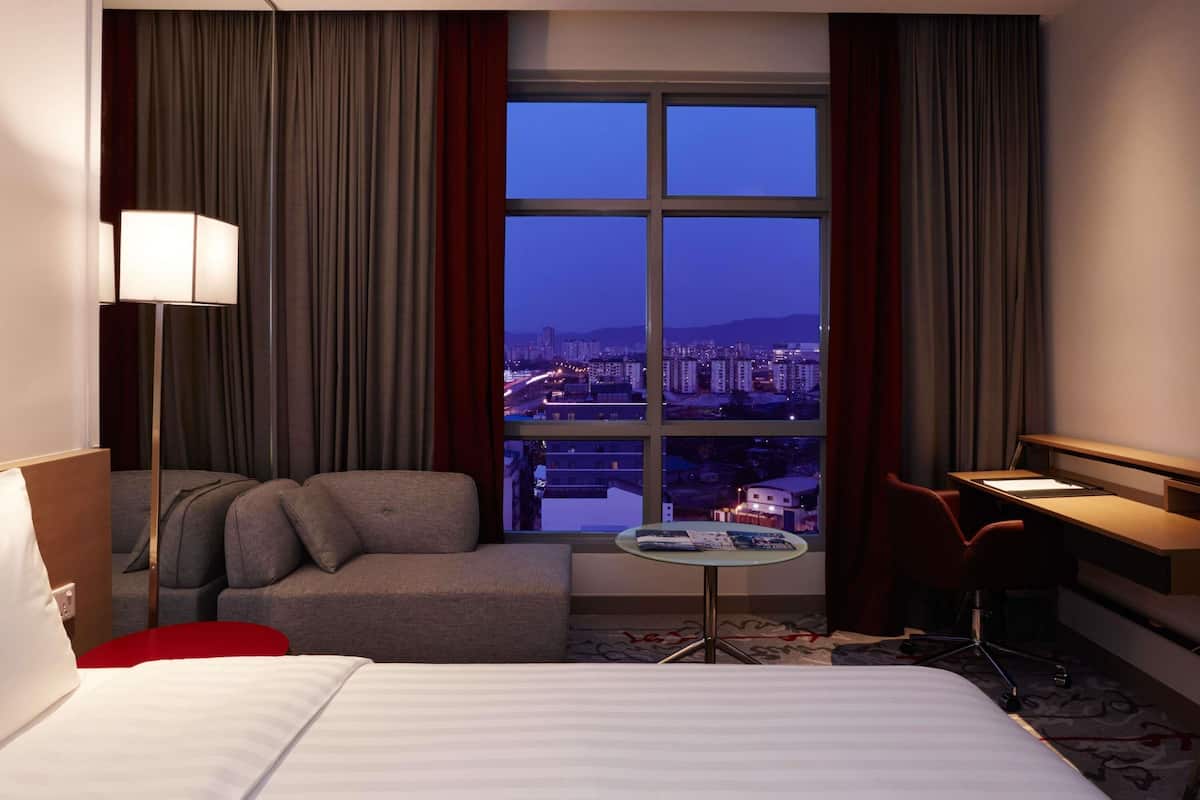 Caixa forta a l'habitació, escriptori i planxa i posts de planxar