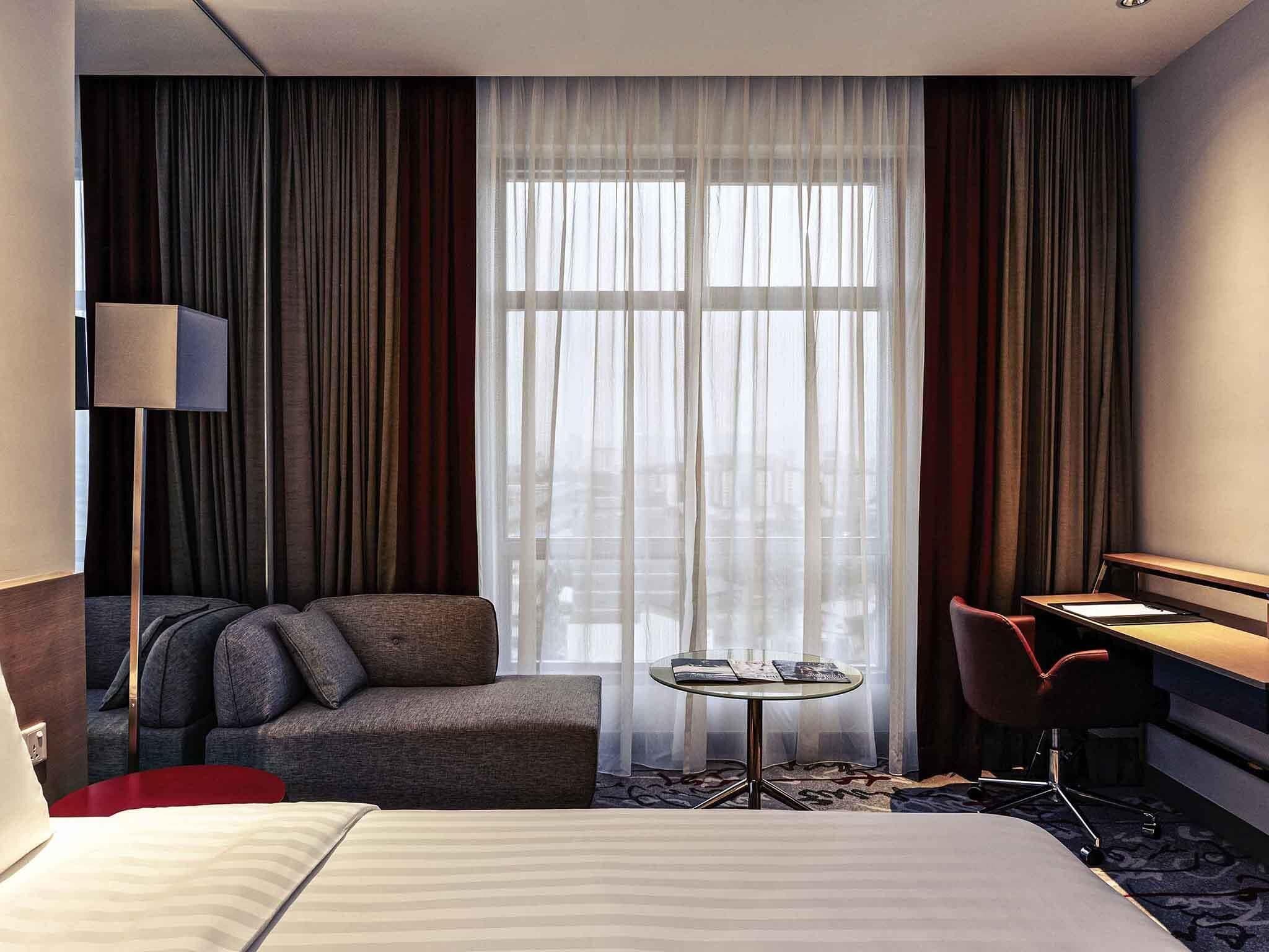 Chambre, 1 grand lit (Privilege Luxe) | Coffres-forts dans les chambres, bureau, fer et planche à repasser