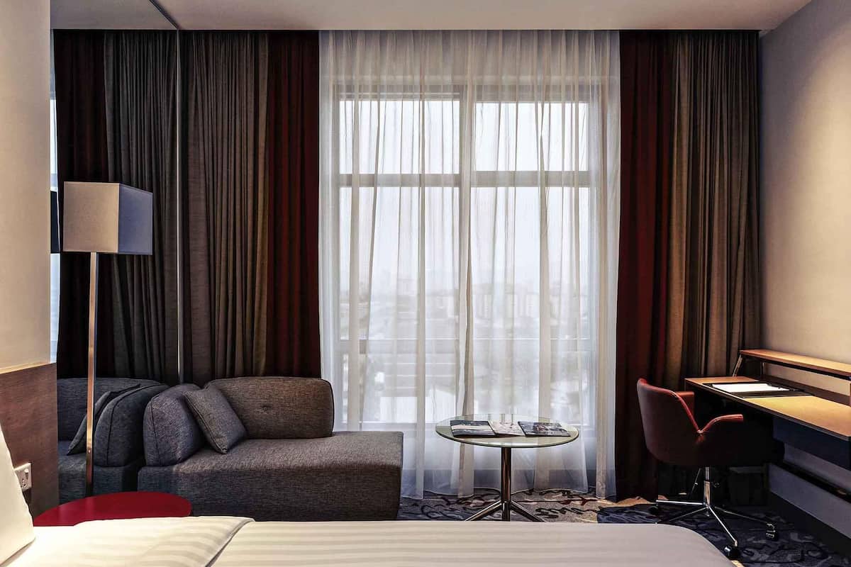 Kamer, 1 queensize bed (Privilege Luxe) | Een kluis op de kamer, een bureau, een strijkplank/strijkijzer