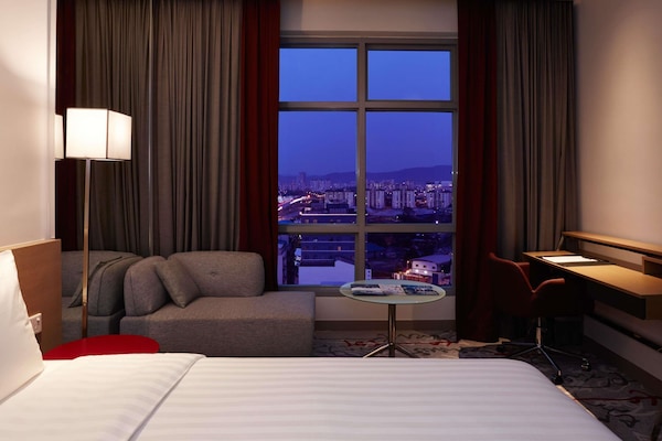 Caja de seguridad en la habitación y escritorio