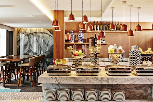 Frokost serveres, internasjonale retter