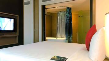 Suite, 1 Queen Bed | In-room safe, desk, iron/ironing board, free cribs/infant beds