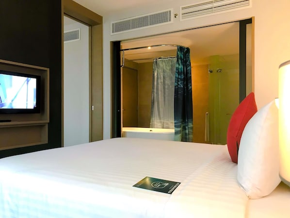 Suite, 1 Queen Bed | In-room safe, desk, iron/ironing board, free cribs/infant beds