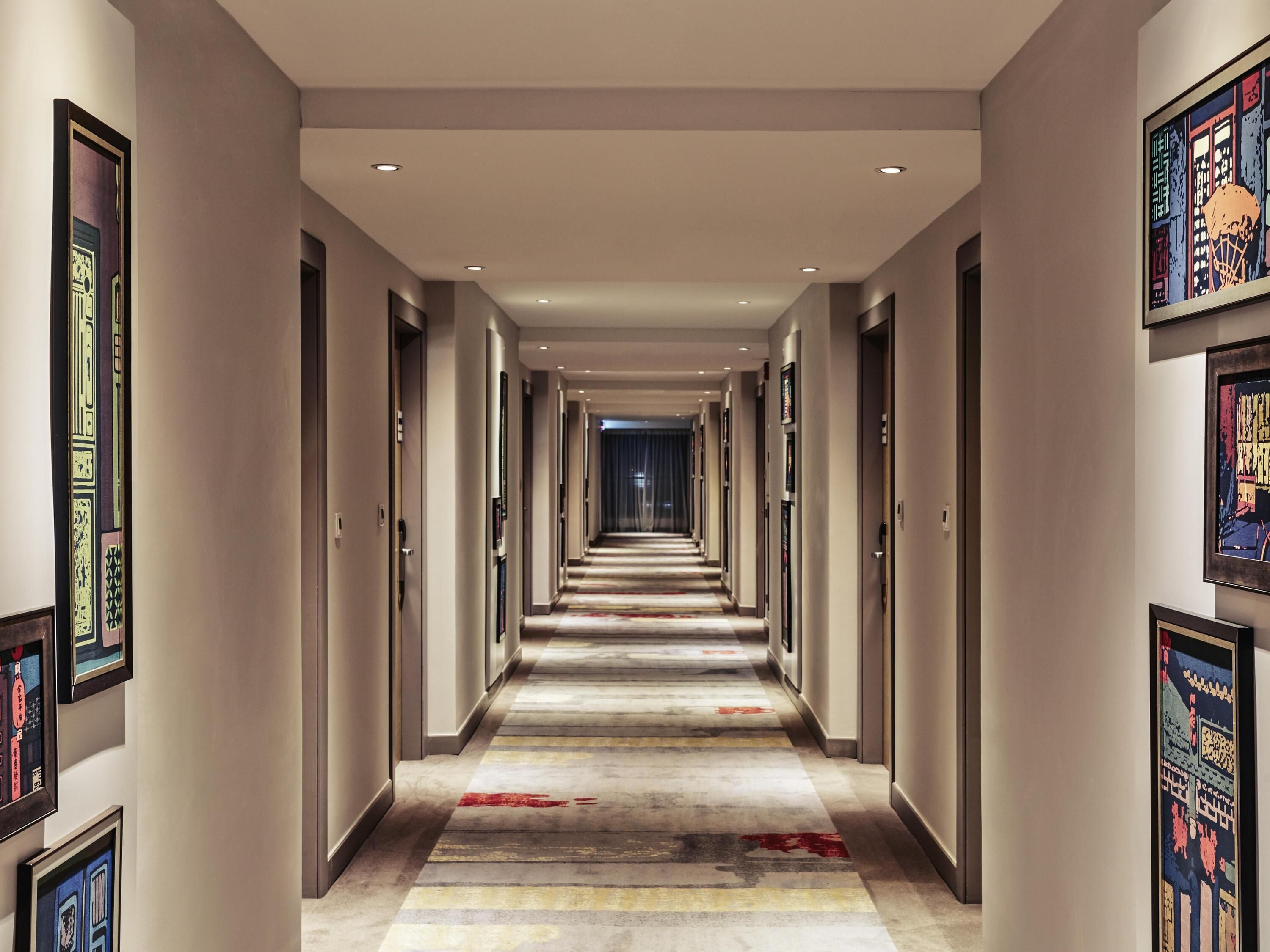 セーフティボックス (室内)、デスク、アイロン / アイロン台、ベビーベッド (無料)