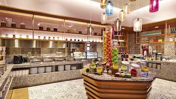 Frokost serveres, internasjonale retter