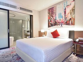 Suite, 1 Queen Bed | In-room safe, desk, iron/ironing board, free cribs/infant beds