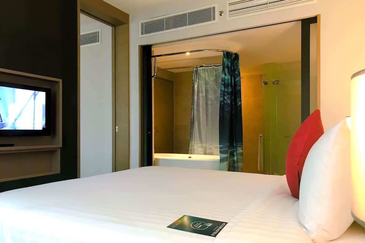 Suite, 1 letto queen | Una cassaforte in camera, una scrivania, ferro/asse da stiro