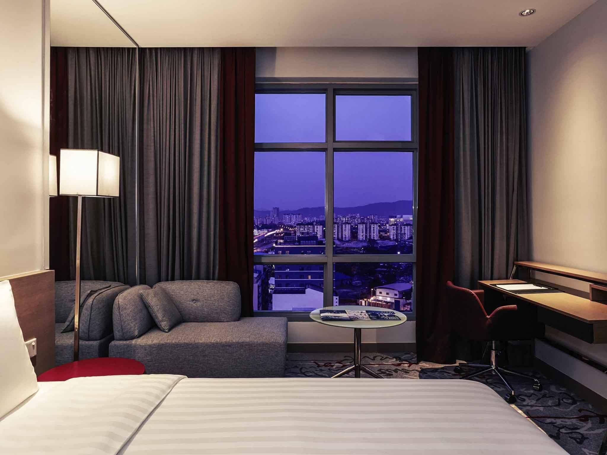 Cofres nos quartos, escrivaninha, ferros/tábuas de passar roupa