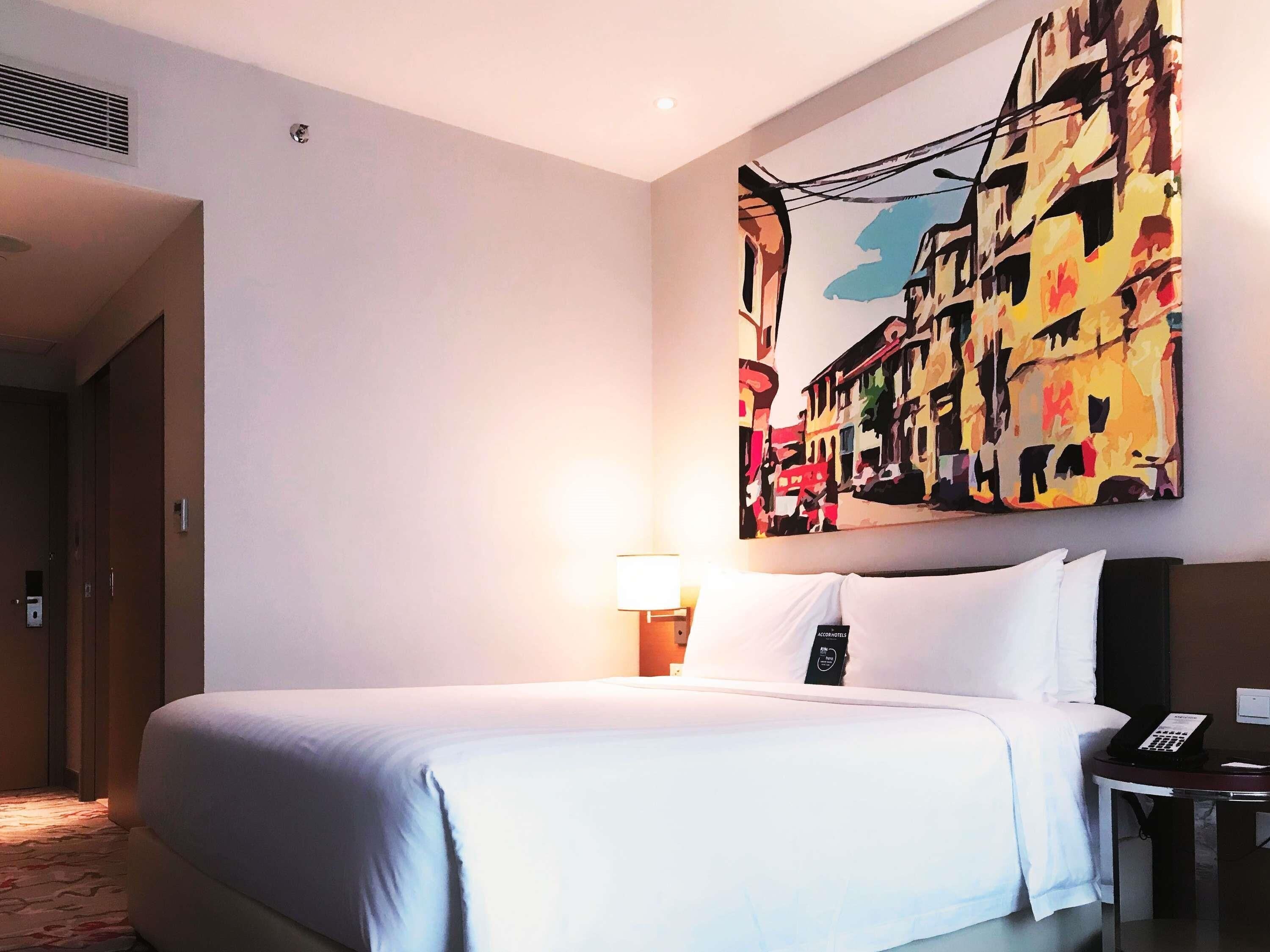 Cofres nos quartos, escrivaninha, ferros/tábuas de passar roupa