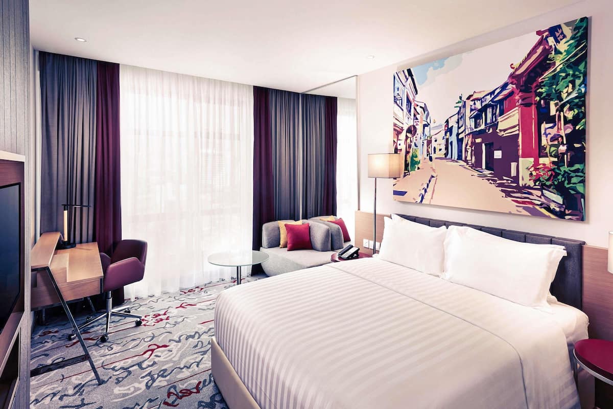 Een kluis op de kamer, een bureau, een strijkplank/strijkijzer