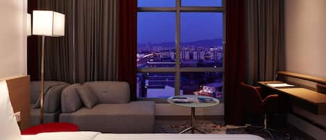 Caja de seguridad en la habitación y escritorio