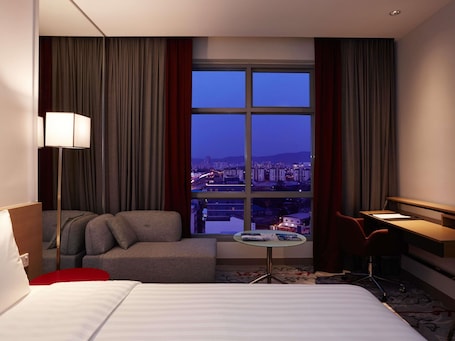 Privilege, Room, 1 Queen Bed | In-room safe, desk, iron/ironing board, free cribs/infant beds