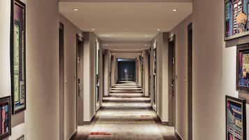 Peti besi dalam bilik, meja, seterika/papan seterika