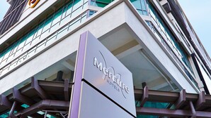 A modern hotel building with a prominent sign indicating a parking area. - Mercure Kuala Lumpur Shaw Parade (Kuala Lumpur)