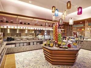 Breakfast served, international cuisine